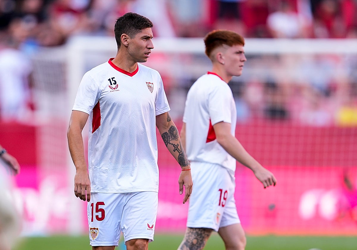 Gonzalo Montiel y Valentín Barco, en un calentamiento del Sevilla.