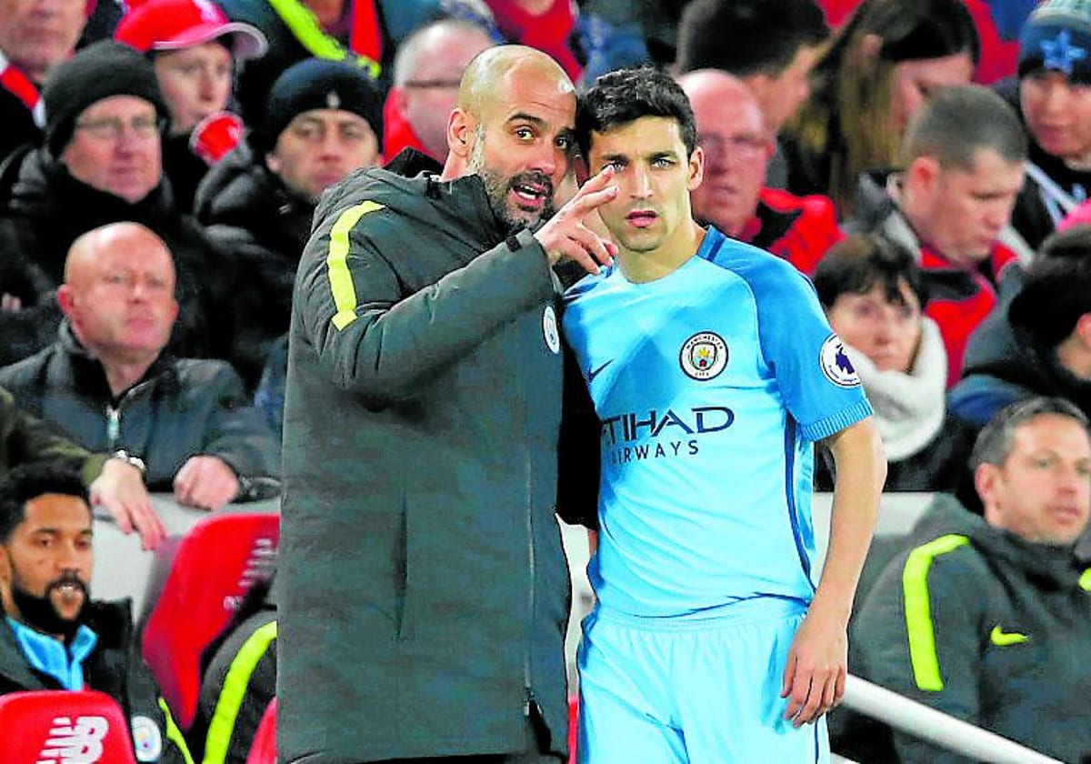 Pep Guardiola da instrucciones a Jesús Navas en un partido del Manchester City