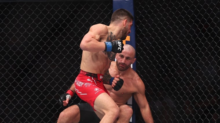 Ilia Topuria noqueando a Alexander Volkanovski
