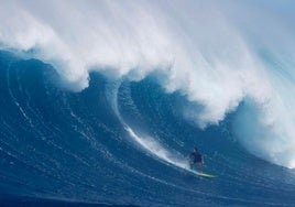 Espeluznante vídeo de la caída de un surfista, engullido por una ola gigante en Hawai