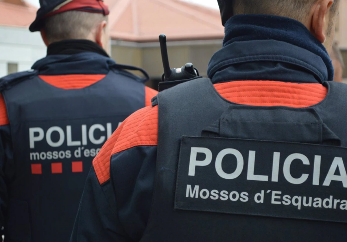 Dos agentes de los Mossos d'Esquadra en una imagen de archivo.