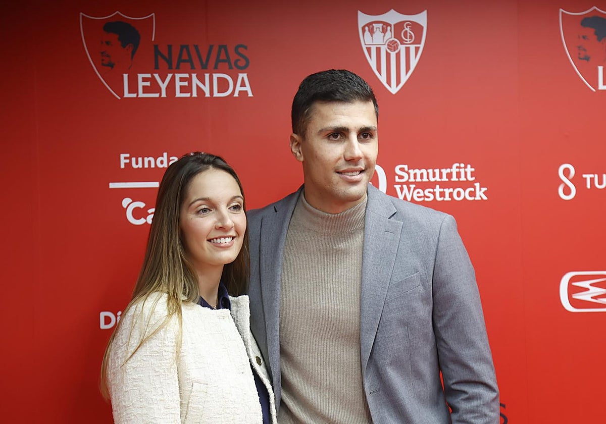 Rodri Hernández, junto a su pareja en el Sánchez-Pizjuán.