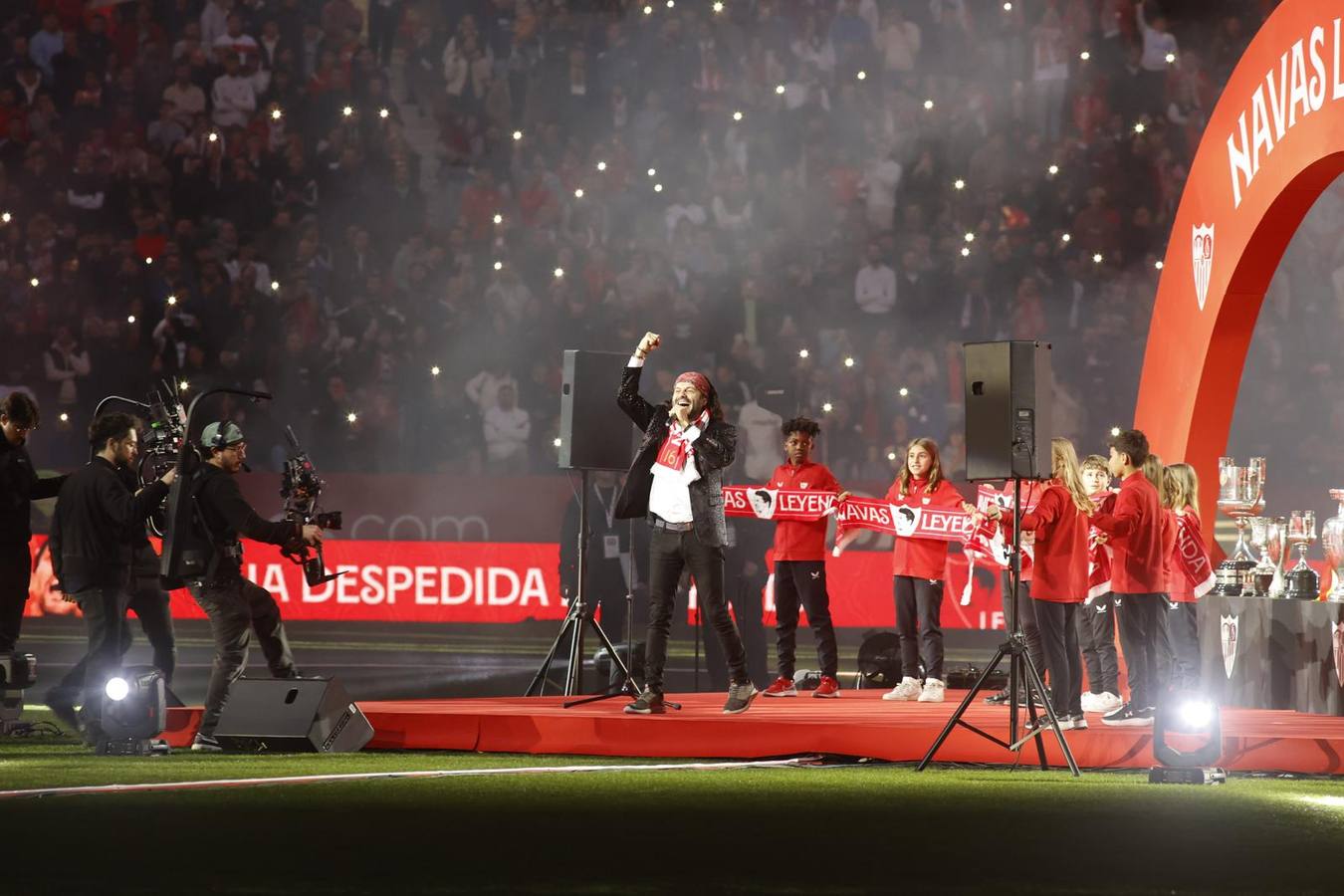 Navas estuvo arropado en todo momento por el calor sevillista