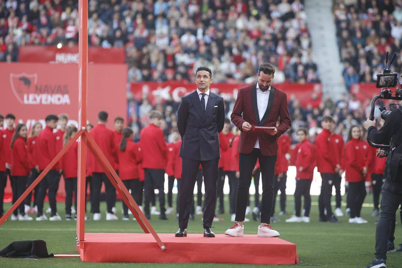 Navas estuvo arropado en todo momento por el calor sevillista