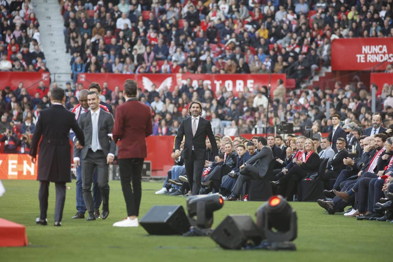 Navas estuvo arropado en todo momento por el calor sevillista