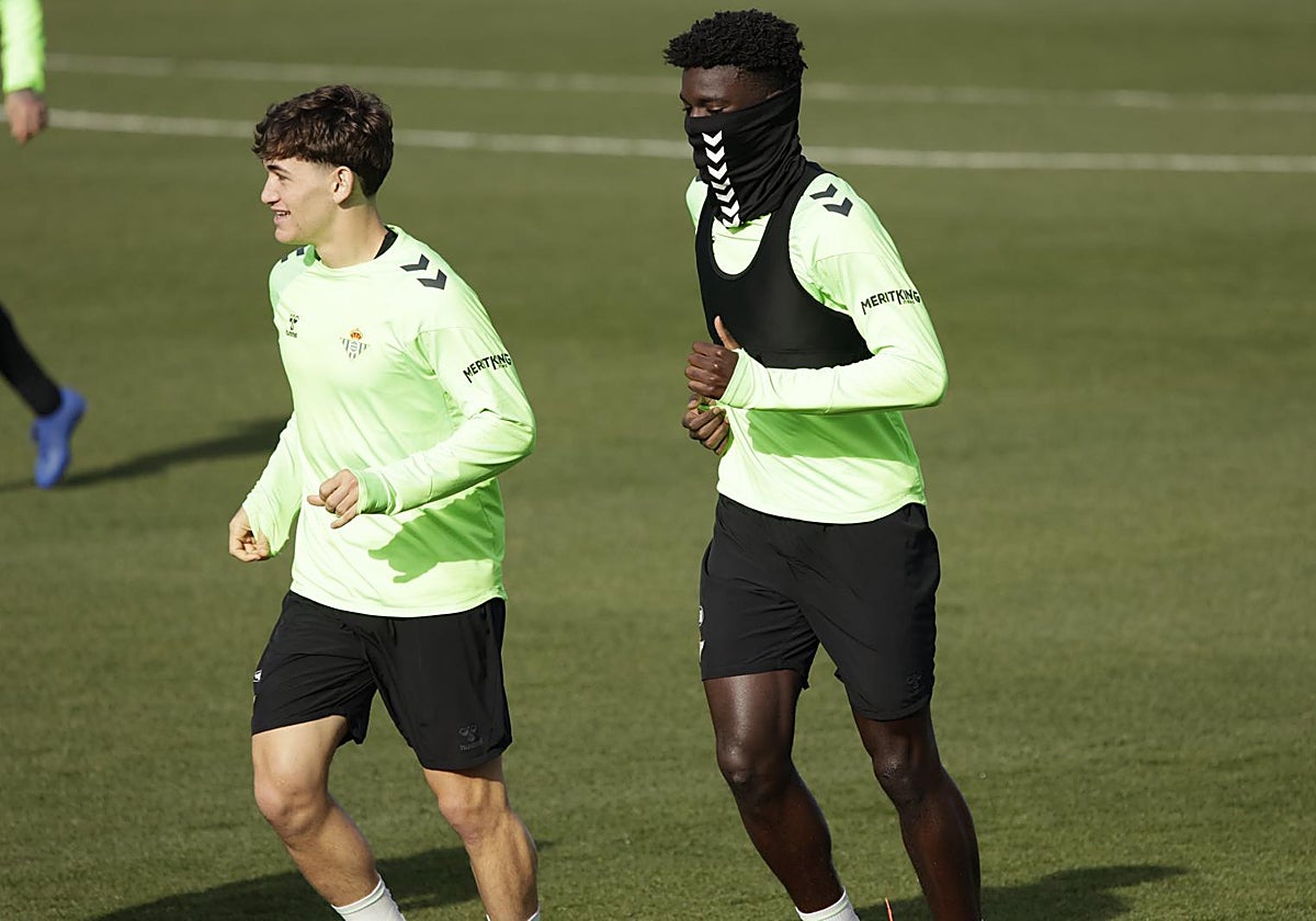 Mateo Flores y Assane, quien se cubre del frío en el entrenamiento de la Luis del Sol, trotan este viernes