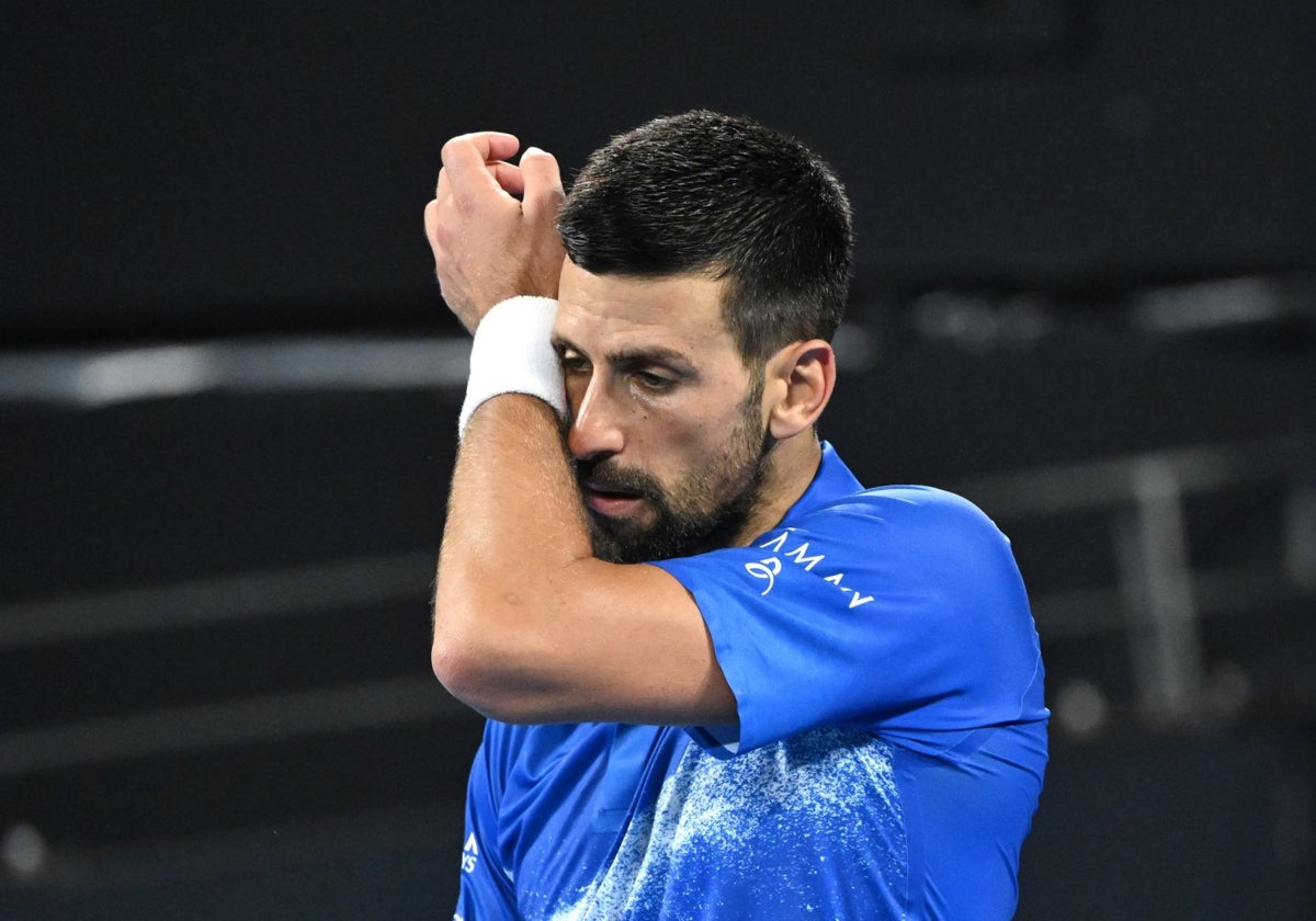 Djokovic se lamenta tras un error
