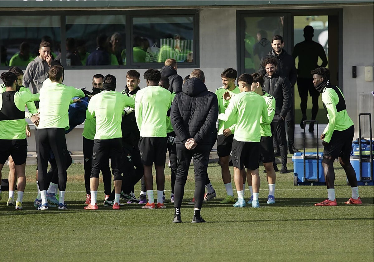 Assane, junto a varios compañeros, en el inicio del entrenamiento de este viernes