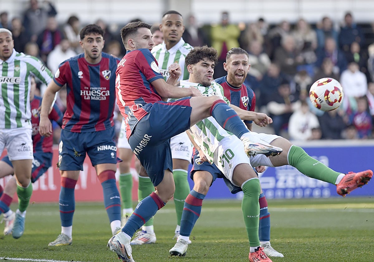 Abde trata de adelantarse a un rival durante el Huesca - Betis de la Copa del Rey