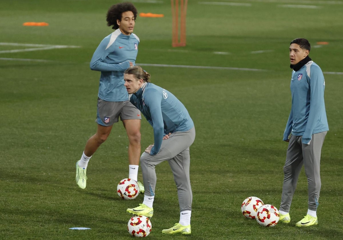 Gallagher, Witsel y Molina durante un entrenamiento del Atlético de Madrid