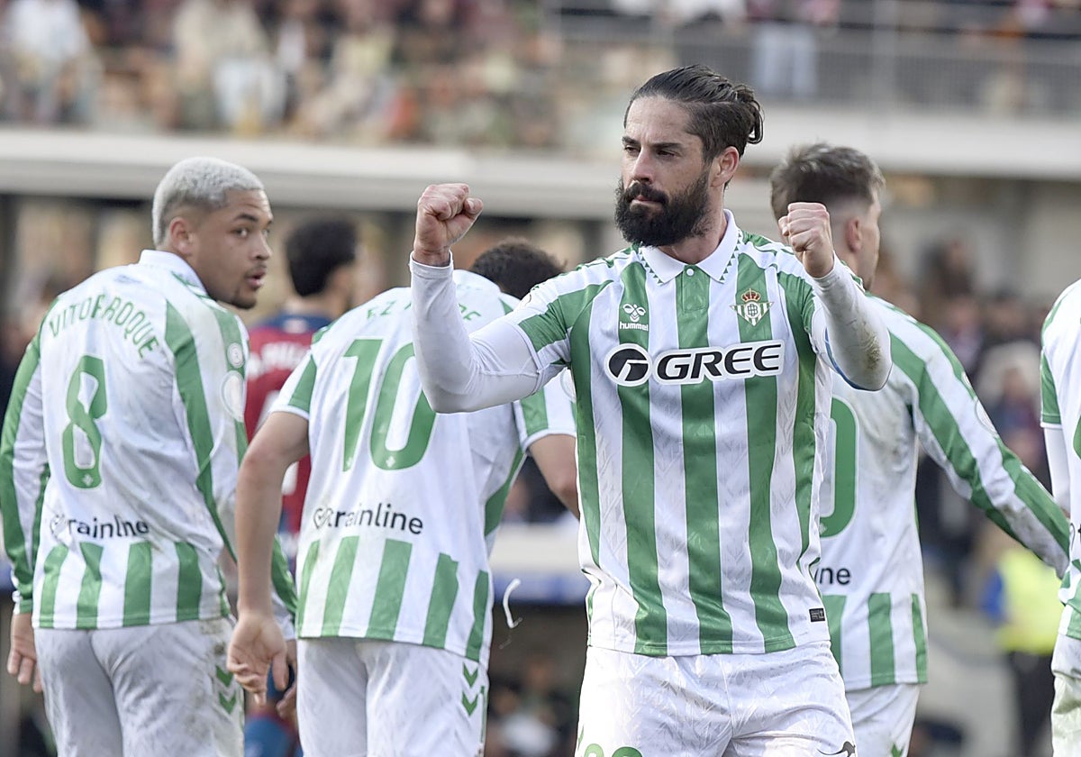 Isco celebra el 0-1 del Betis en El Alcoraz ante el Huesc en la Copa del Rey