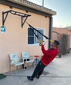 Imagen secundaria 2 - El barracón que sirve de lavandería y cuarto de material; pesaje de los jugadores, y un gimnasio gimnasio