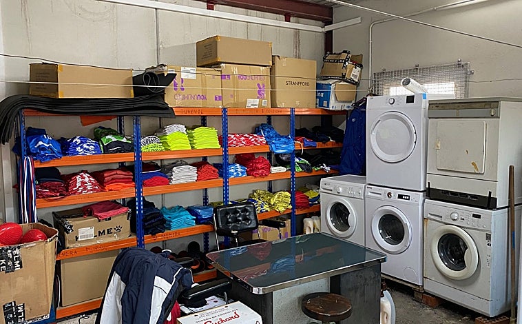 Imagen principal - El barracón que sirve de lavandería y cuarto de material; pesaje de los jugadores, y un gimnasio gimnasio