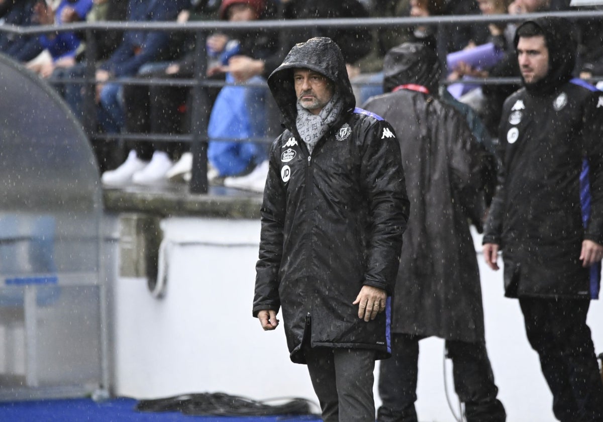 El entrenador del Real Valladolid, Diego Cocca, en el transcurso del partido ante el Ourense