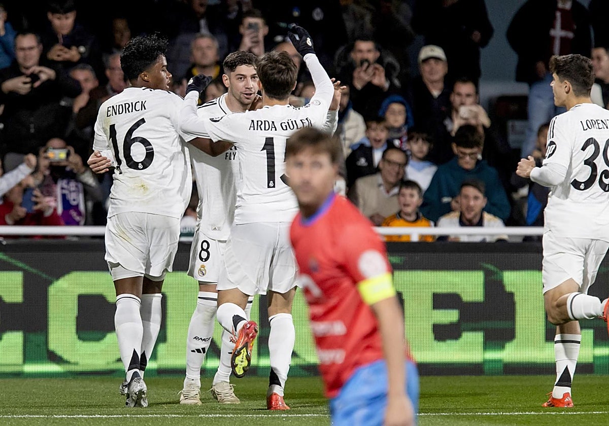 Valverde es felicitado tras su gol, el 0-1