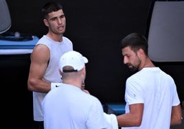 Alcaraz prepara el Abierto de Australia cruzando raquetas con Djokovic