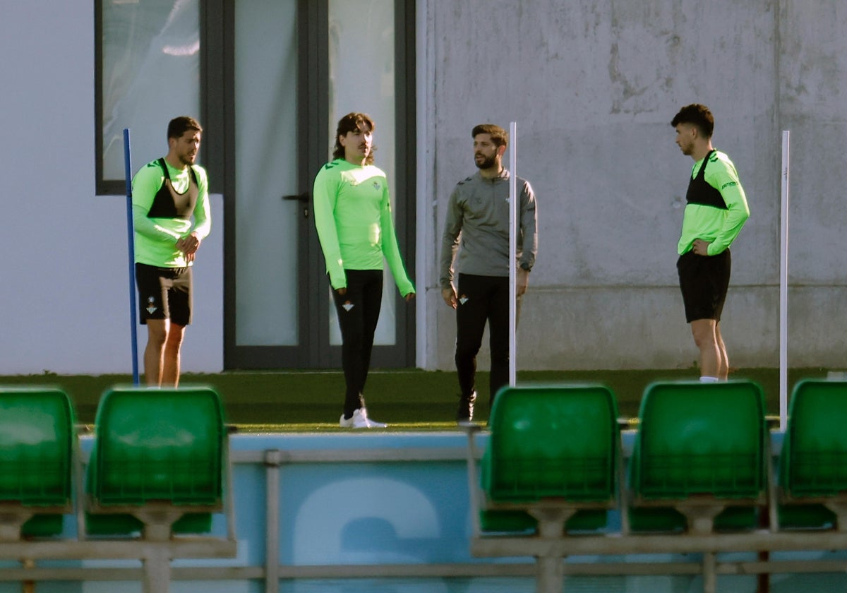 Fornals, Bellerín y Marc Roca, en un