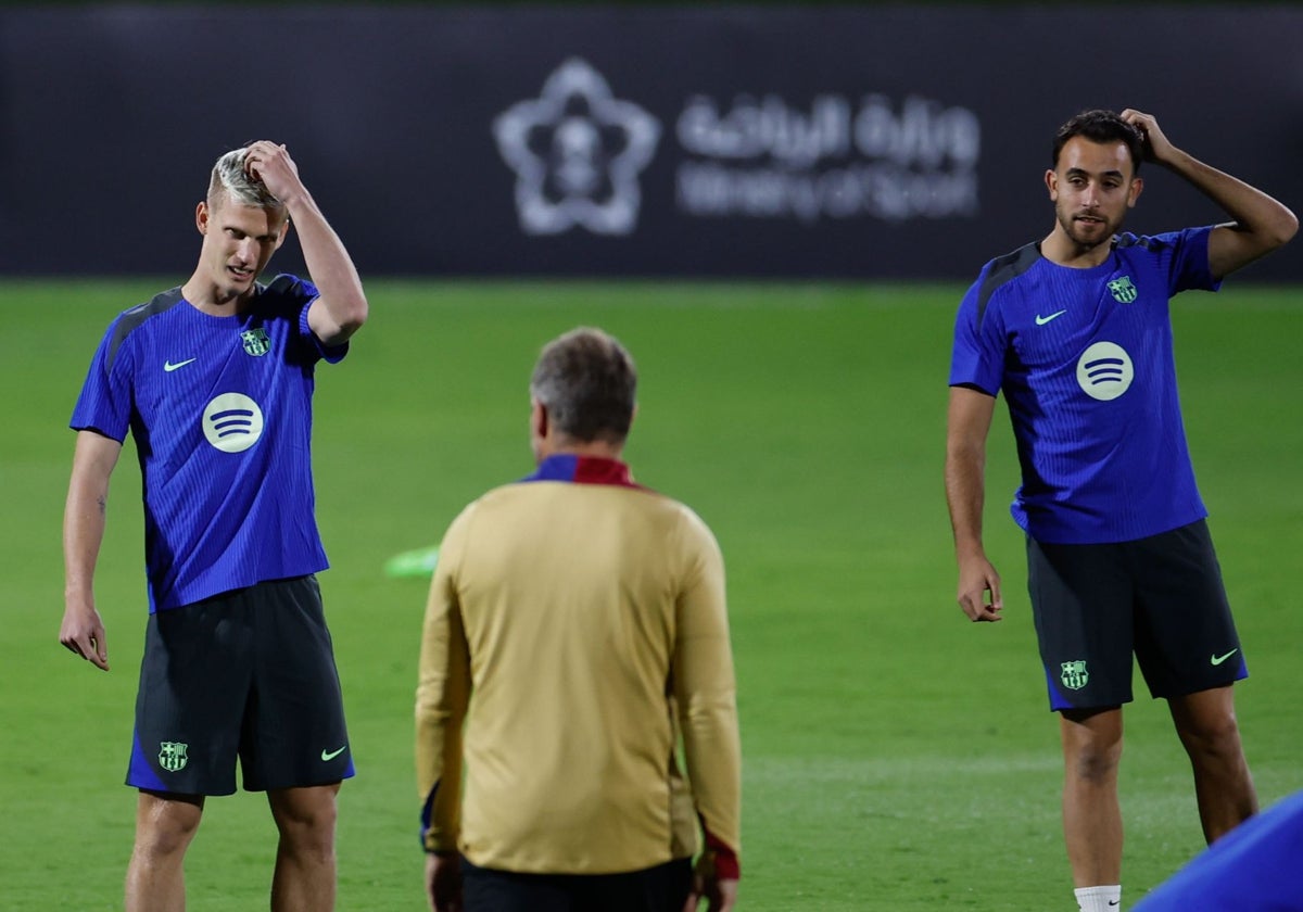 Olmo, Flick y Eric García, durante el entrenamiento de ayer en Yeda