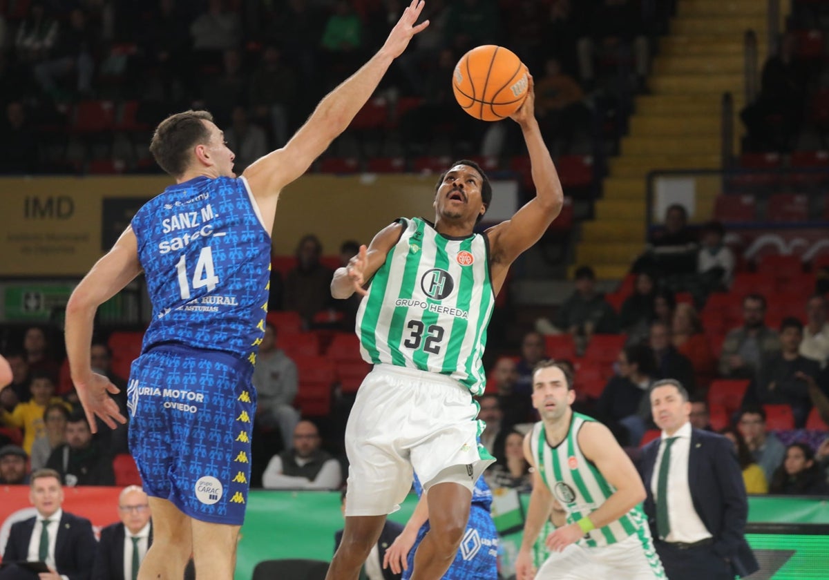 Renfroe, lanzando a canasta punteado por el jugador del Alimerka Oviedo Mikel Sanz