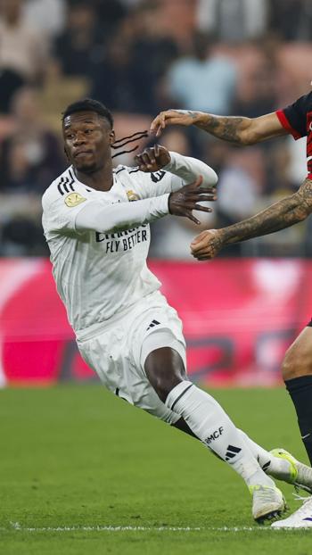 El centrocampista francés del Real Madrid Eduardo Camavinga disputa un balón ante Omar Mascarell