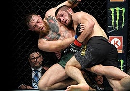 Khabib Nurmagomedov controla a Conor McGregor durante su combate