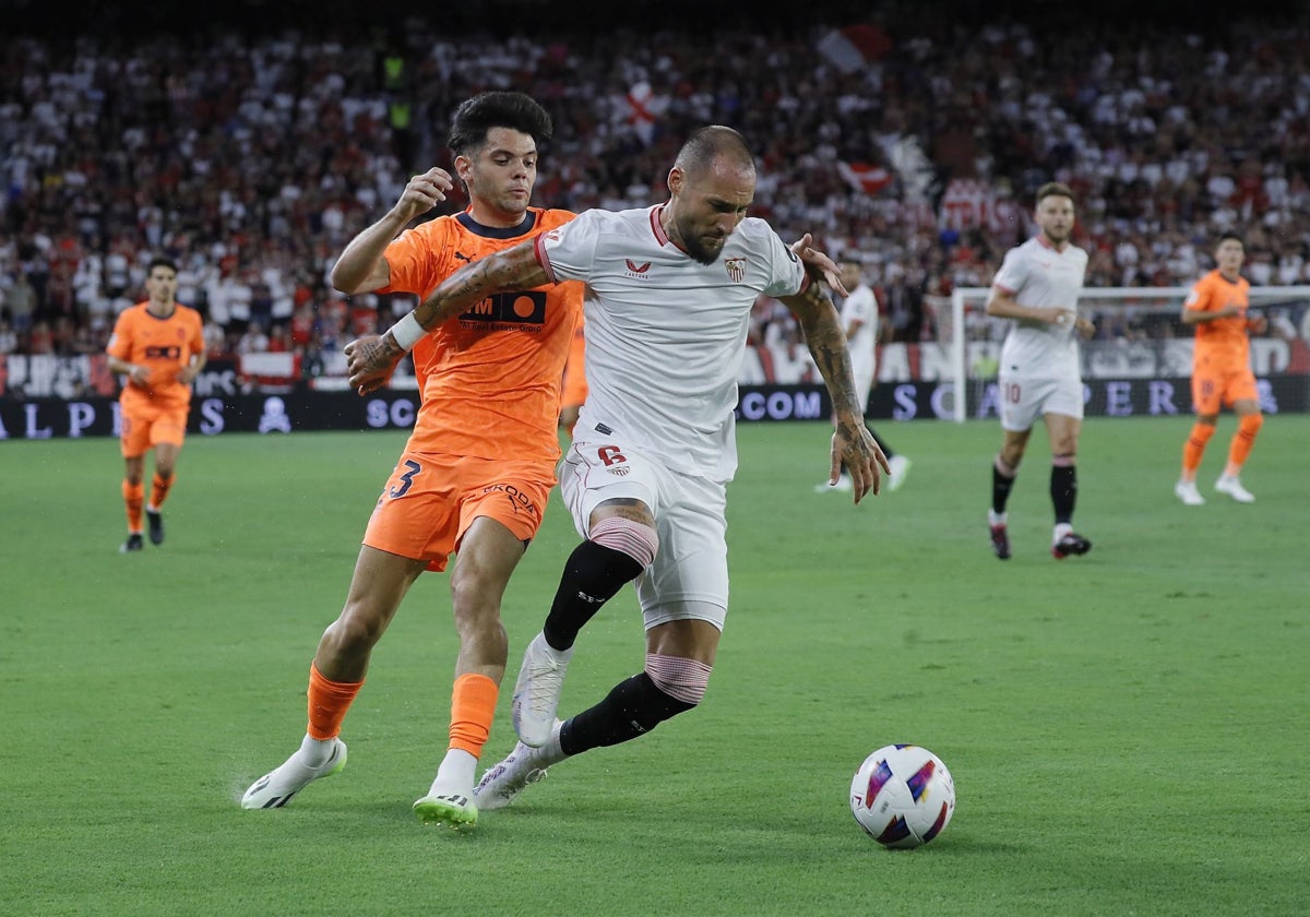 Un lance del juego del último Sevilla - Valencia jugado en el Sánchez-Pizjuán