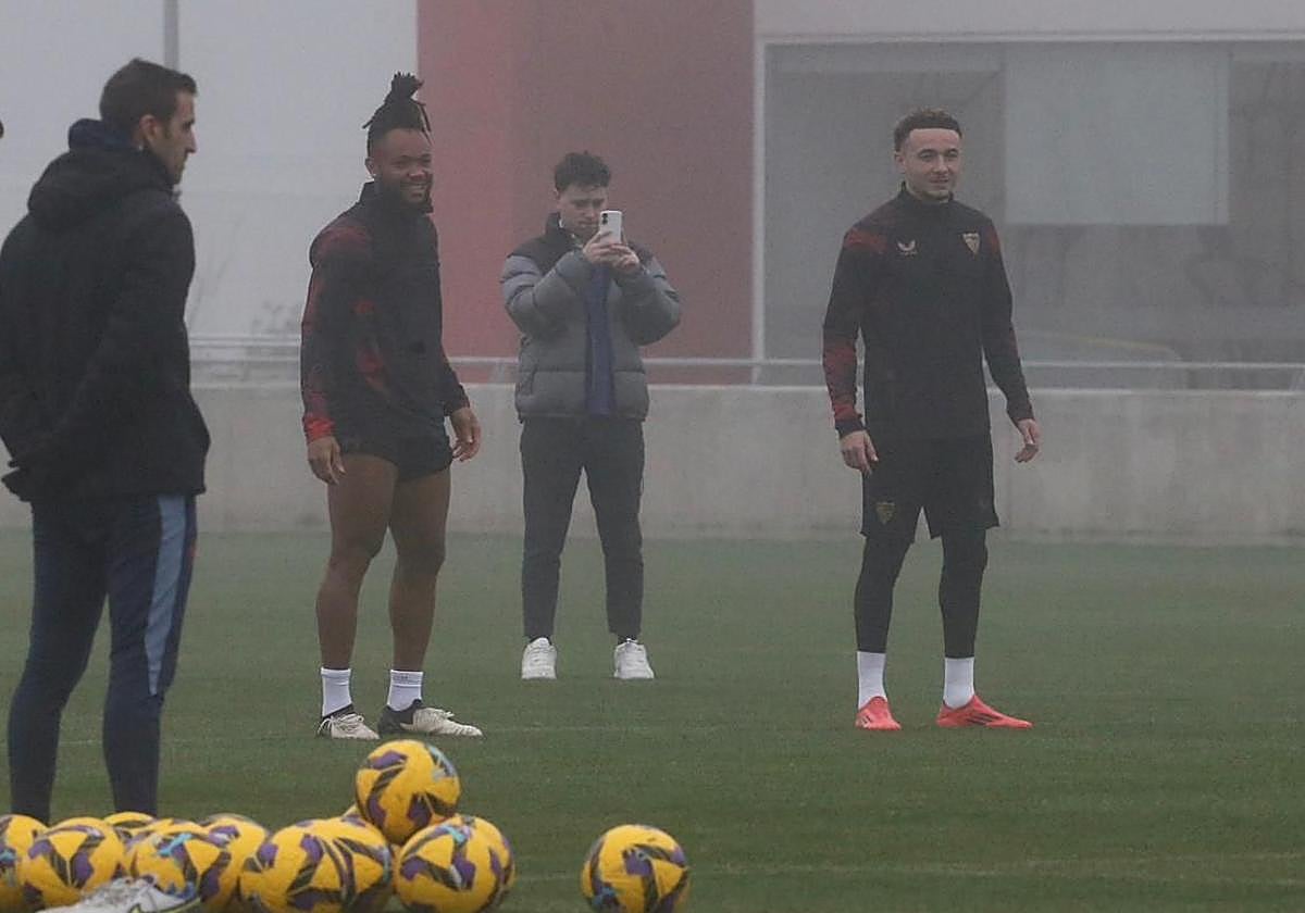 Rubén Vargas Returns to Sevilla FC Training Amid Failed Olympiacos Transfer Talks