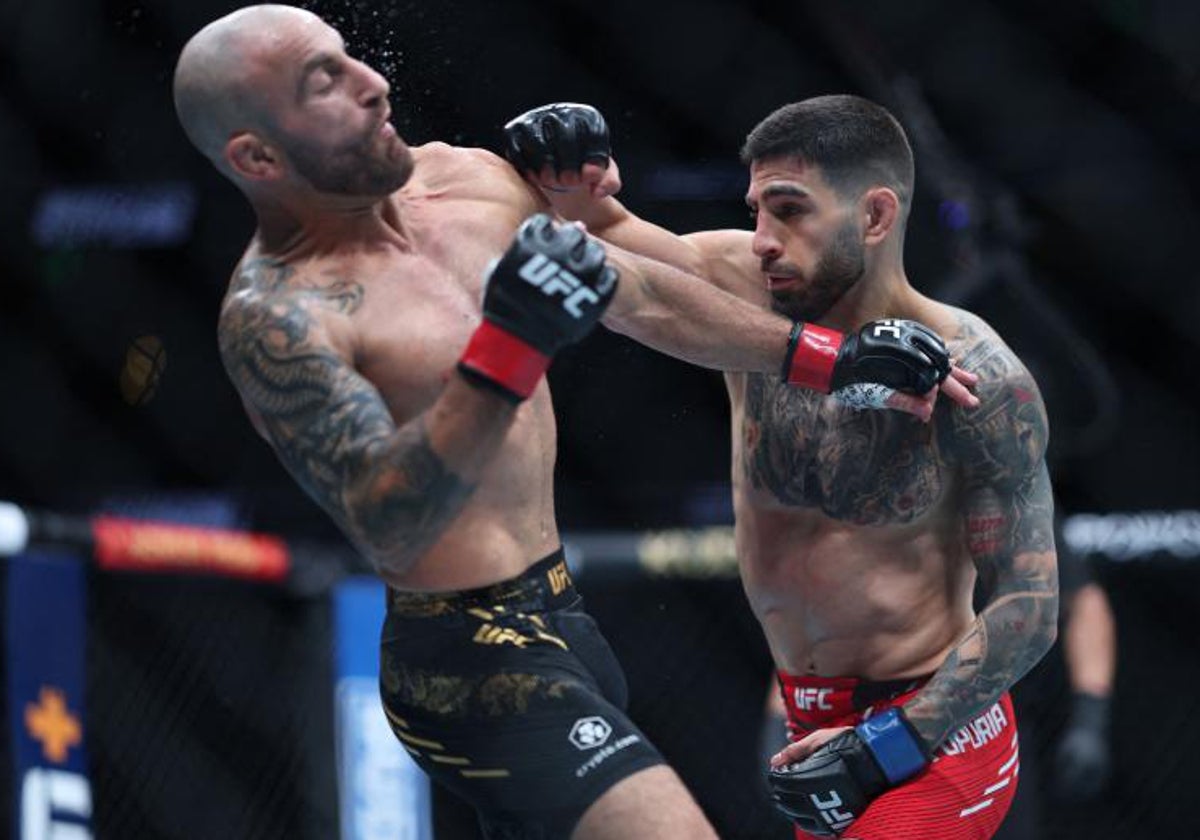 Ilia Topuria conecta una derecha sobre Alexnader Volkanovski