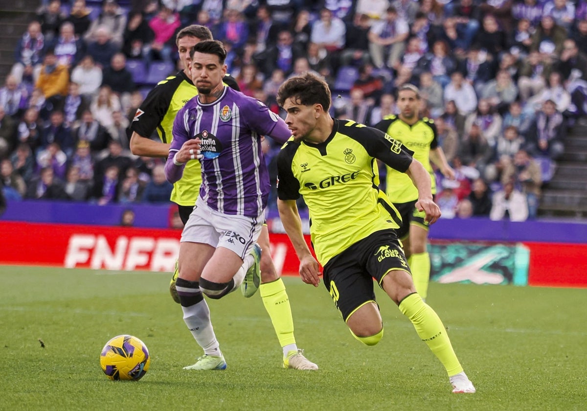 Abde conduce el balón en el Valladolid-Betis