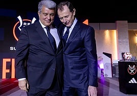 El salseo de Laporta en Yeda: el perdón que no fue perdón a Louzán, el compadreo con Villar y el himno del Barça al hijo del Cónsul Honorario