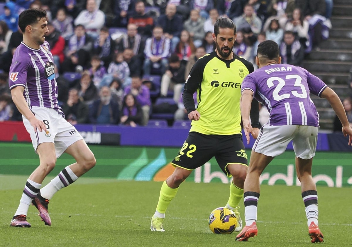 Isco controla el balón ante Anuar y Kike Pérez durante el Valladolid - Betis