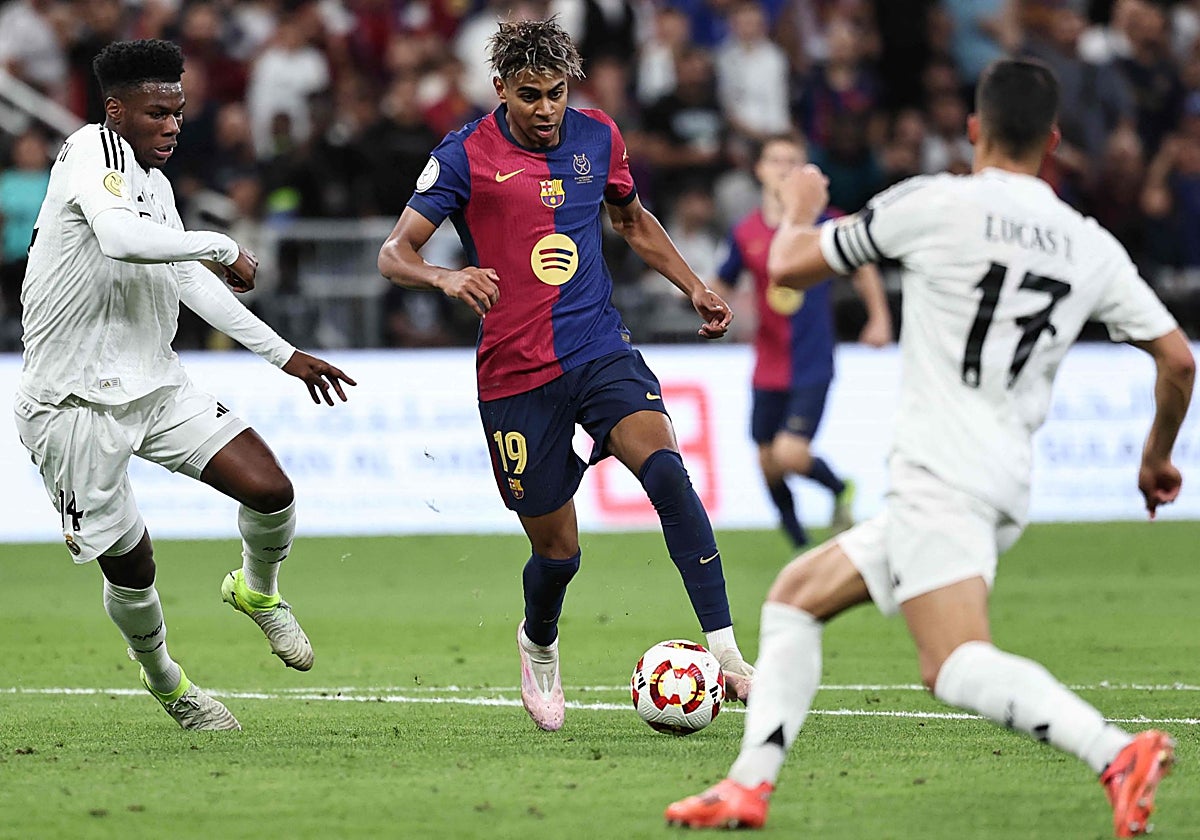 Tchouaméni y Lucas Vázquez intentan frenar a Lamine Yama l