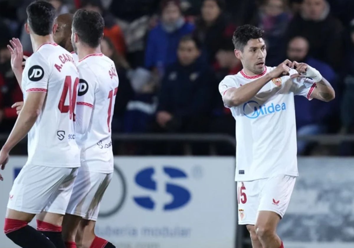 Montiel celebra su gol ante el Olot en la Copa del Rey