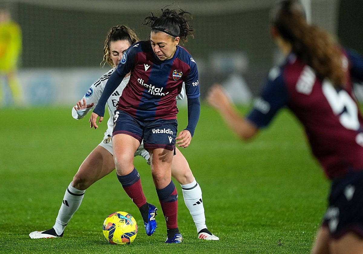 Partido de Liga del Levante en el campo del Real Madrid