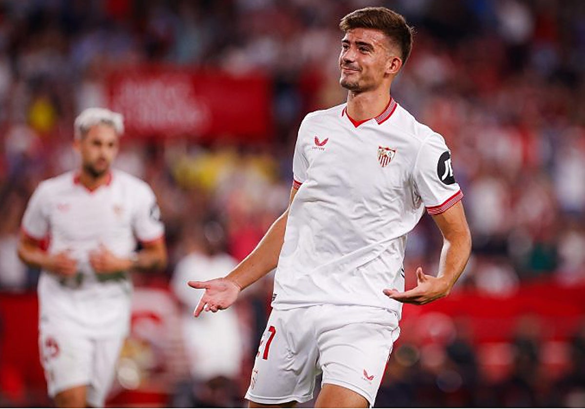 Kike Salas celebra un gol con el Sevilla FC