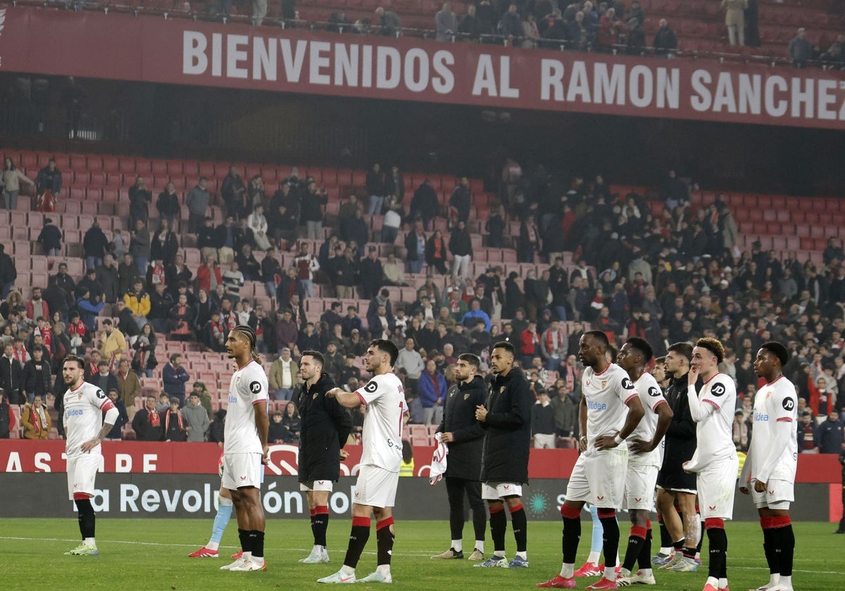 Los jugadores del Sevilla, ante Gol Norte, tras el Sevilla - Valencia