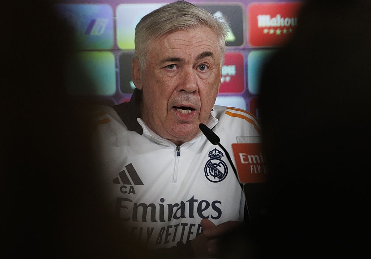 Ancelotti, durante un momento de su intensa comparecencia
