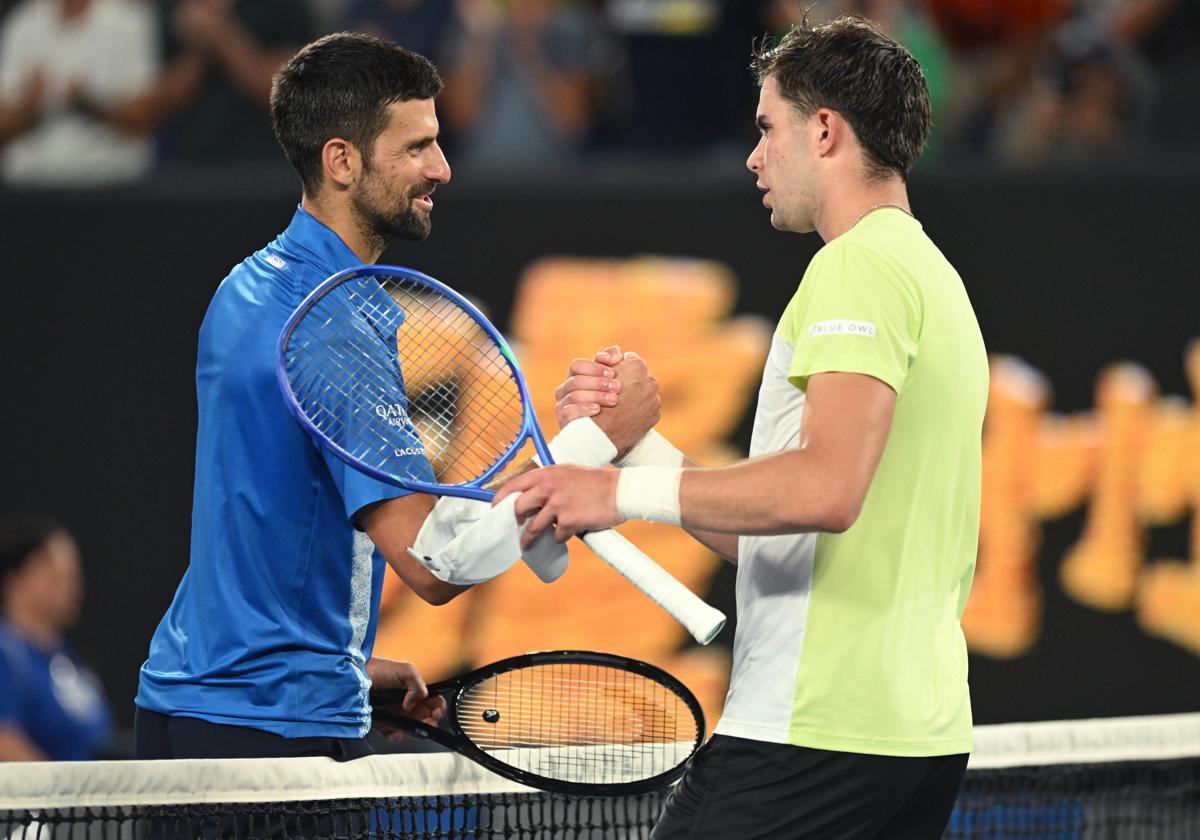 El serbio Novak Djokovic saluda al portugués Jaime Faria al terminar el partido del Open de Australia