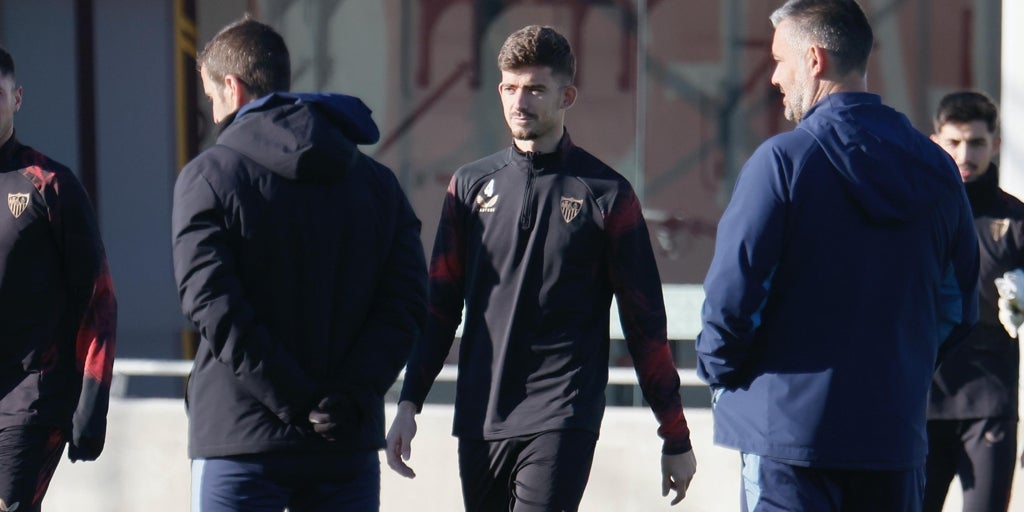 Kike Salas entrena con normalidad con el Sevilla