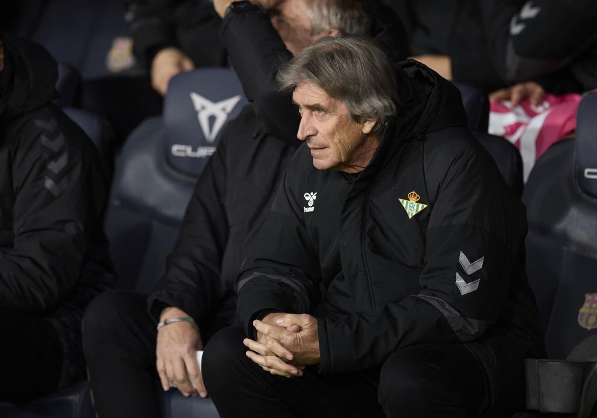 Manuel Pellegrini, en el banquillo del Estadio Olímpico de Montjuic, durante el Barcelona - Betis de Copa del Rey