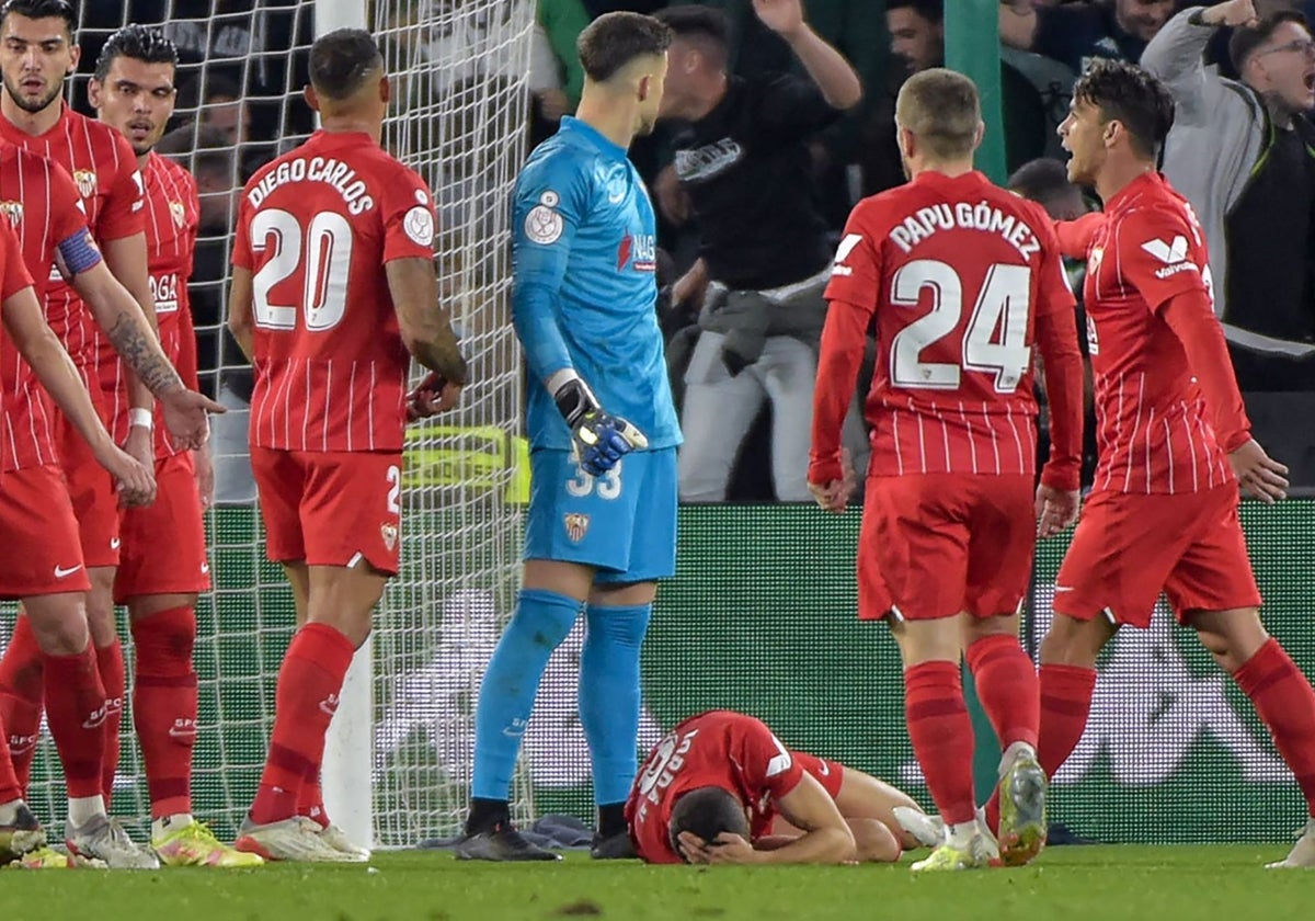 Jordán, en el suelo durante el derbi Betis - Sevilla de Copa del Rey de enero de 2022 tras recibir el impacto de un palo lanzado desde Gol Sur