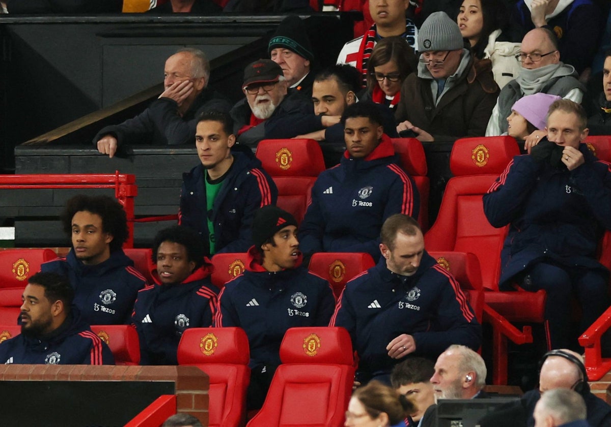 Antony, en el banquillo del Manchester United durante un partido en Old Trafford