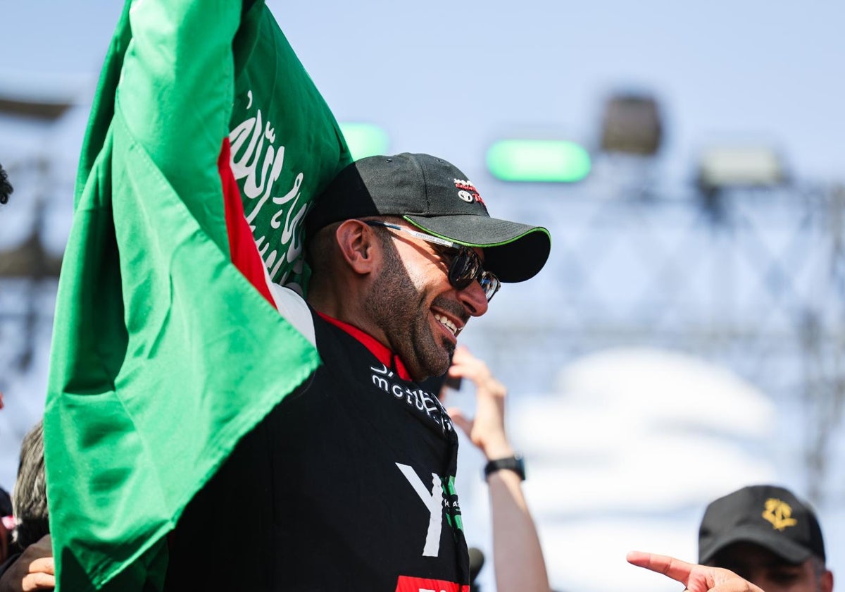 Yazeed Al-Rajhi celebra su triunfo con la bandera saudí