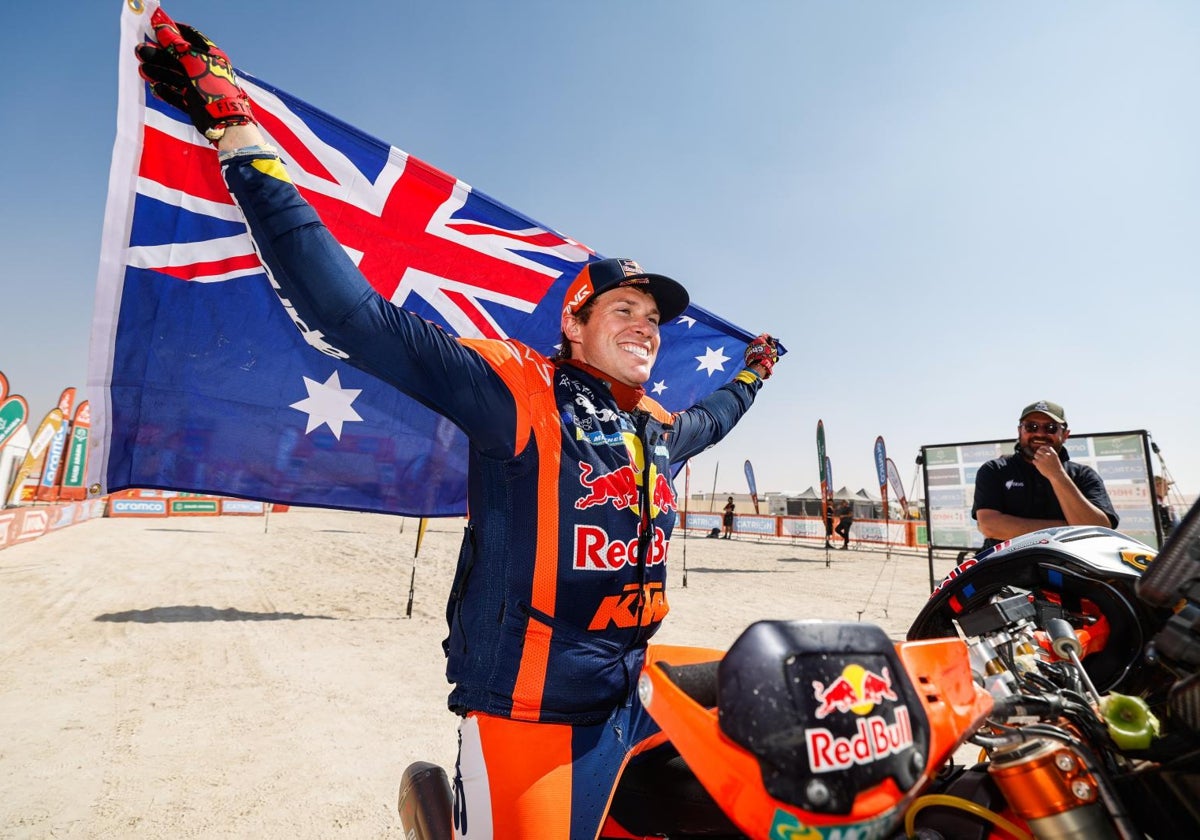 Sanders celebra su triunfo con la bandera australiana