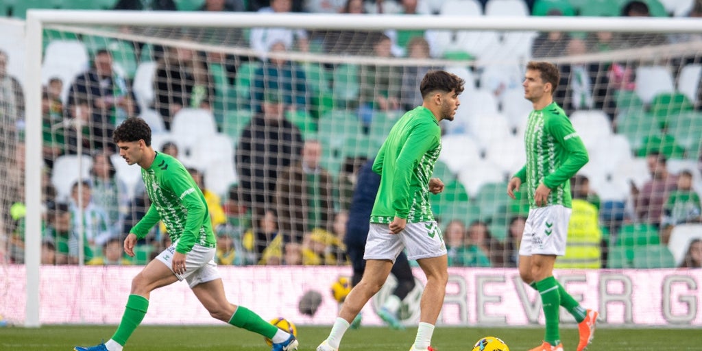 Cánticos contra la directiva y pitos para los jugadores en el arranque del Betis - Alavés