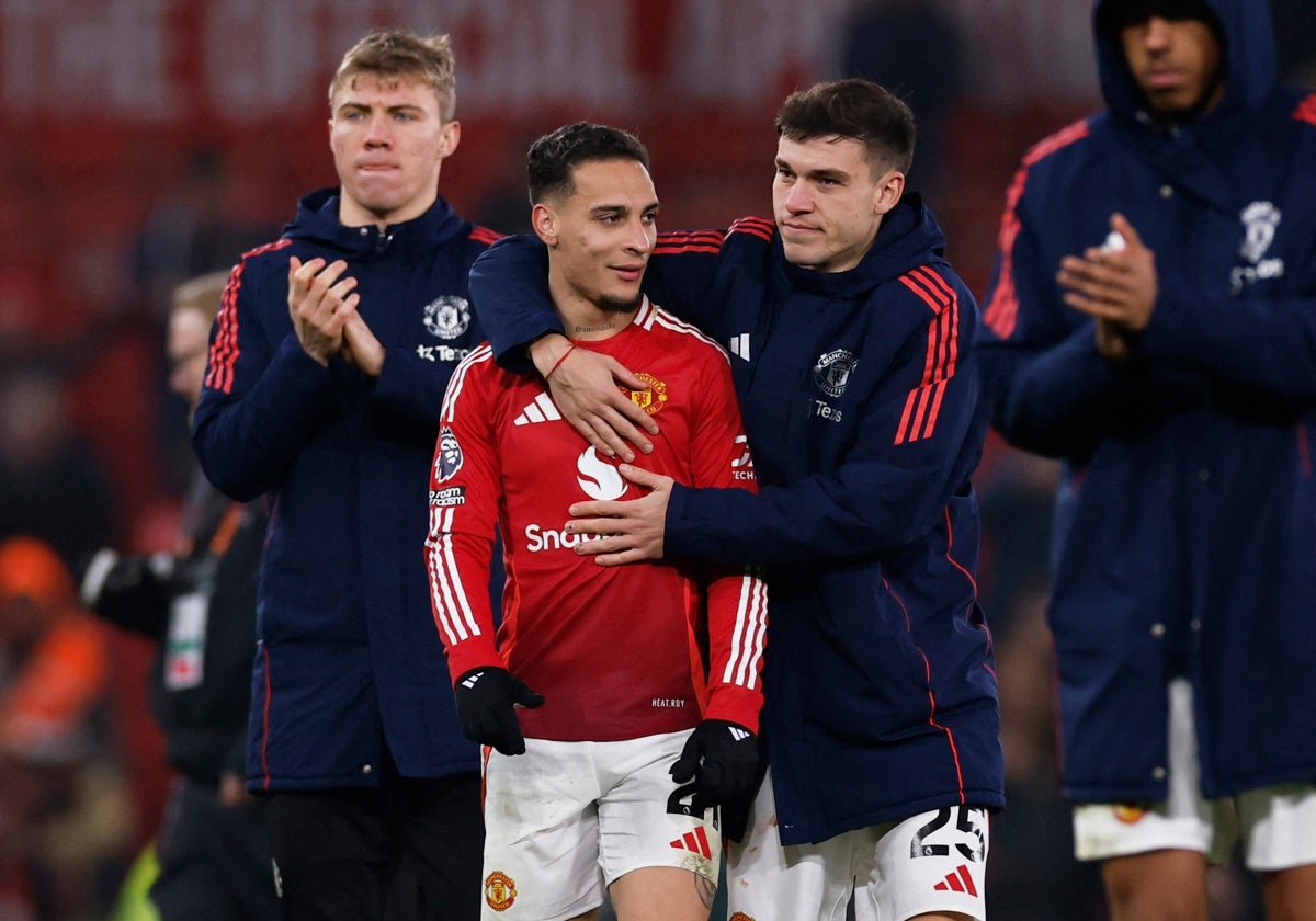 Antony, con Ugarte y Hojlund, tras el último partido del Manchester United