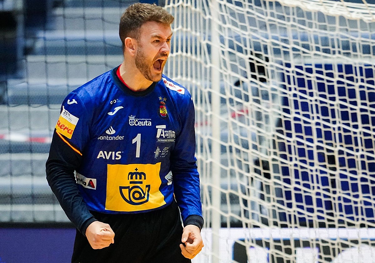 Pérez de Vargas, portero de España, celebra una parada