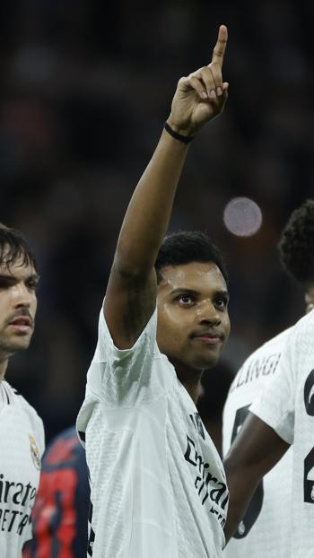 El delantero brasileño del Real Madrid Rodrygo Goes celebra su segundo gol contra el FC Salzburgo