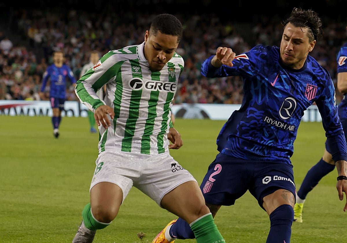 Vitor Roque y Giménez pugnan por el balón en el Betis - Atlético de Madrid de esta temporada