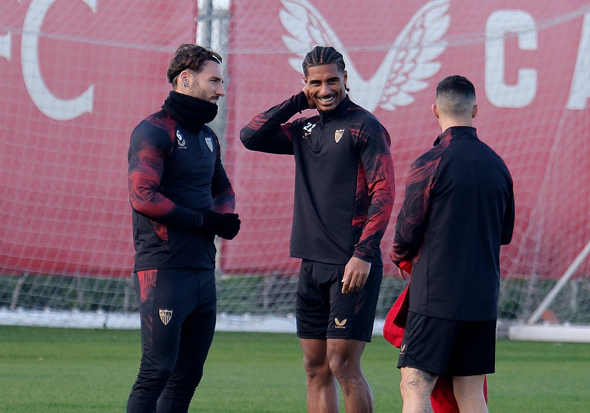 Badé, sonriente entre Gudell y Suso en el entrenamiento de esta mañana.